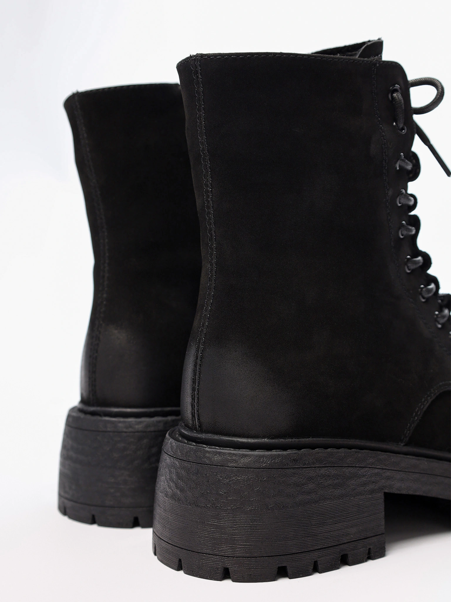 Ботинки-дерби черного цвета со стразами на высоком широком каблуке